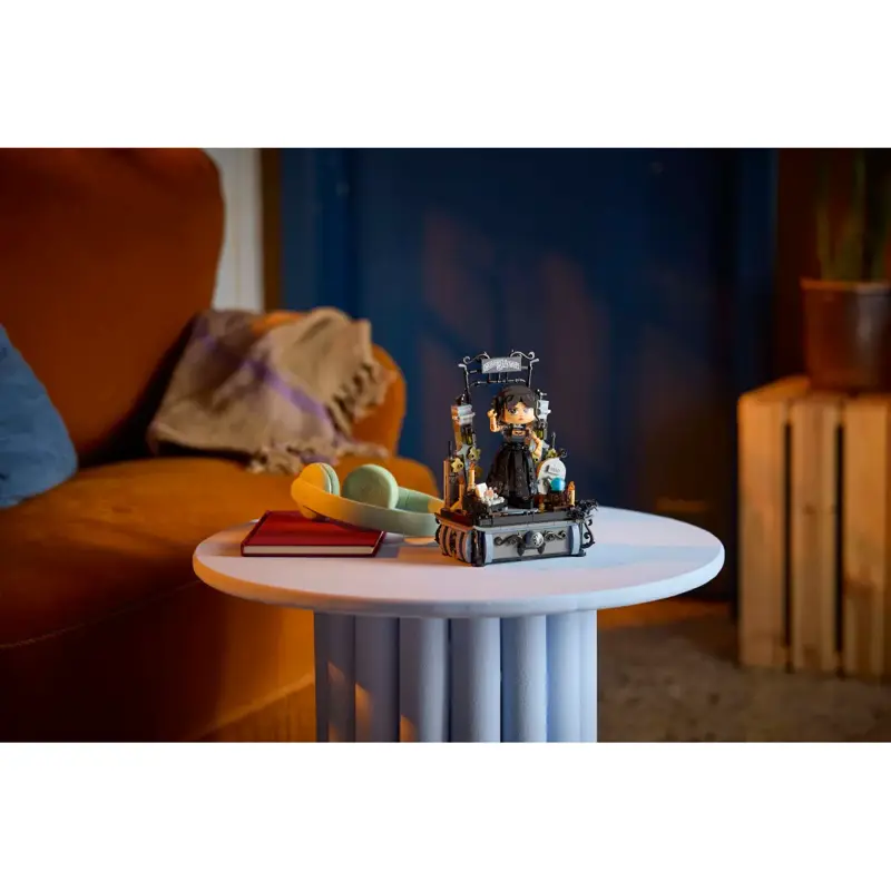 lego-wednesday-figura-de-wednesday-addams-76780-sumtek