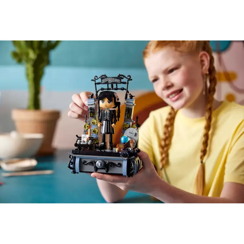 lego-wednesday-figura-de-wednesday-addams-76780-sumtek