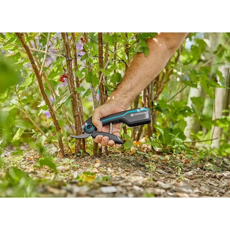 tesoura-de-poda-gardena-com-bateria-sumtek
