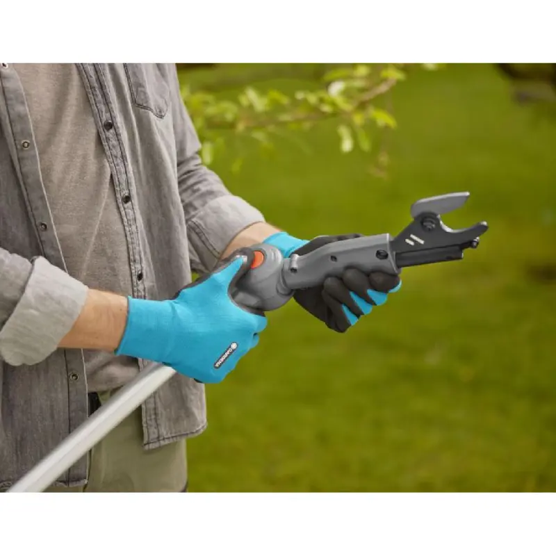 tesoura-de-poda-telescopica-a-bateria-highcut-gardena-14776-20-sumtek